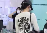 오늘자 안유진 공항 짧은 팬츠