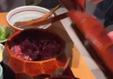 안창살 덮밥에 계란 노른자를 넣어서 먹기